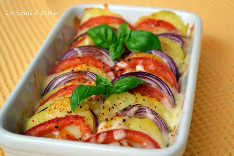 Tian de pommes de terre, tomates et oignons rouges