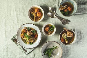 Consommé de poulet au kneidelach frit