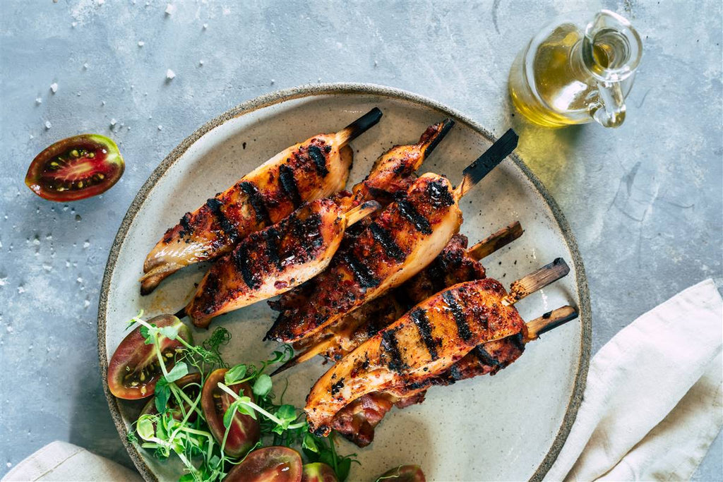 Porceaux de blanc de poulet sur une brochette rôtis sur un grill américain.