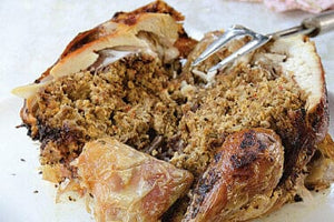 Poulet farci de viande et d’œufs brouillés