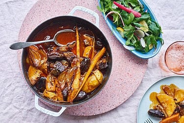 Rôti de bœuf avec légumes-racines et dattes medjool