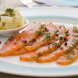 Saumon gravlax (saumon frais mariné à l'aneth) fait maison