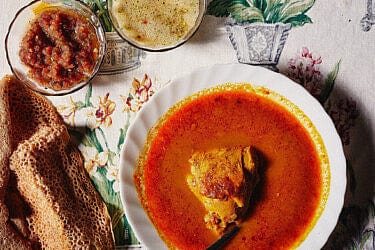 Soupe au poulet rouge yéménite