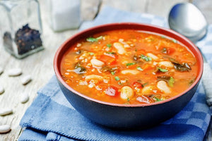 Soupe de tomates, de haricots et d’épinards