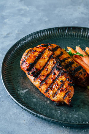 Supreme de poulet juteuse grillée sur un grill américain.